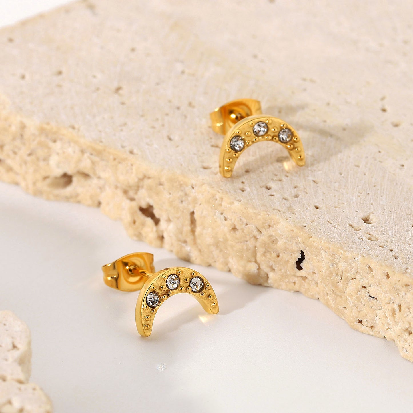 Just smile like the half moon | Stud earrings